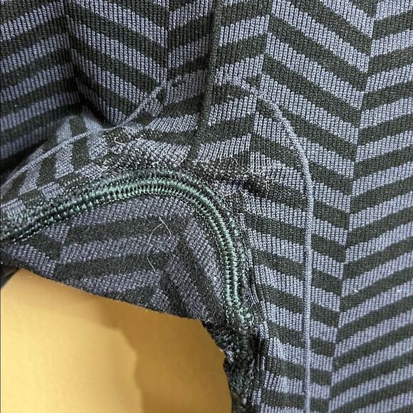 Lululemon Women’s Size 4 Black & Purple Gray Chevron Cropped Capri Leggings - Picture 5 of 6